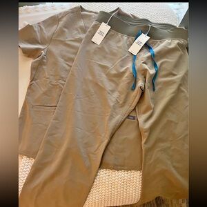 Figs women’s scrub set